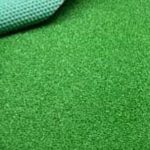 Umělý travní koberec jako originální zeleň kolem vašeho příbytku